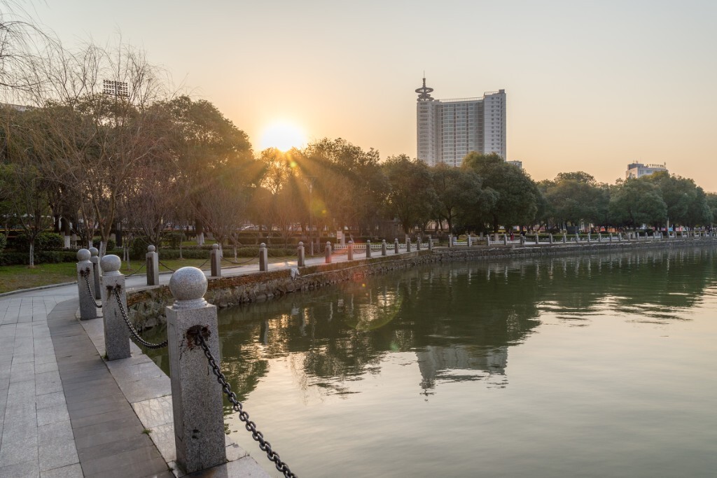 不知道怎么处理这种大光比的图...用lr努力拉成这样，类似的照片我这么处理后都带灰色，假死了