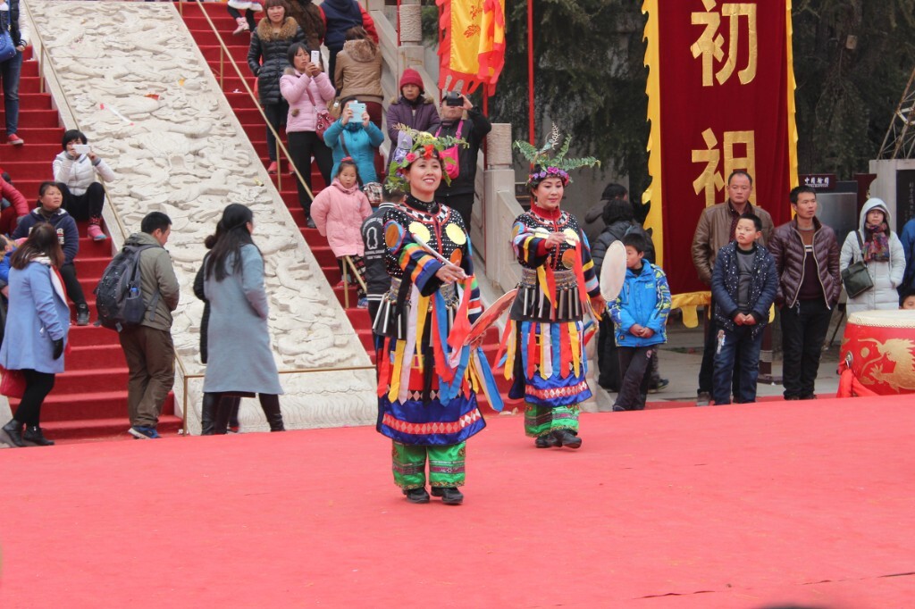 中原腹地萨满教服饰的当地人载歌载舞年祭