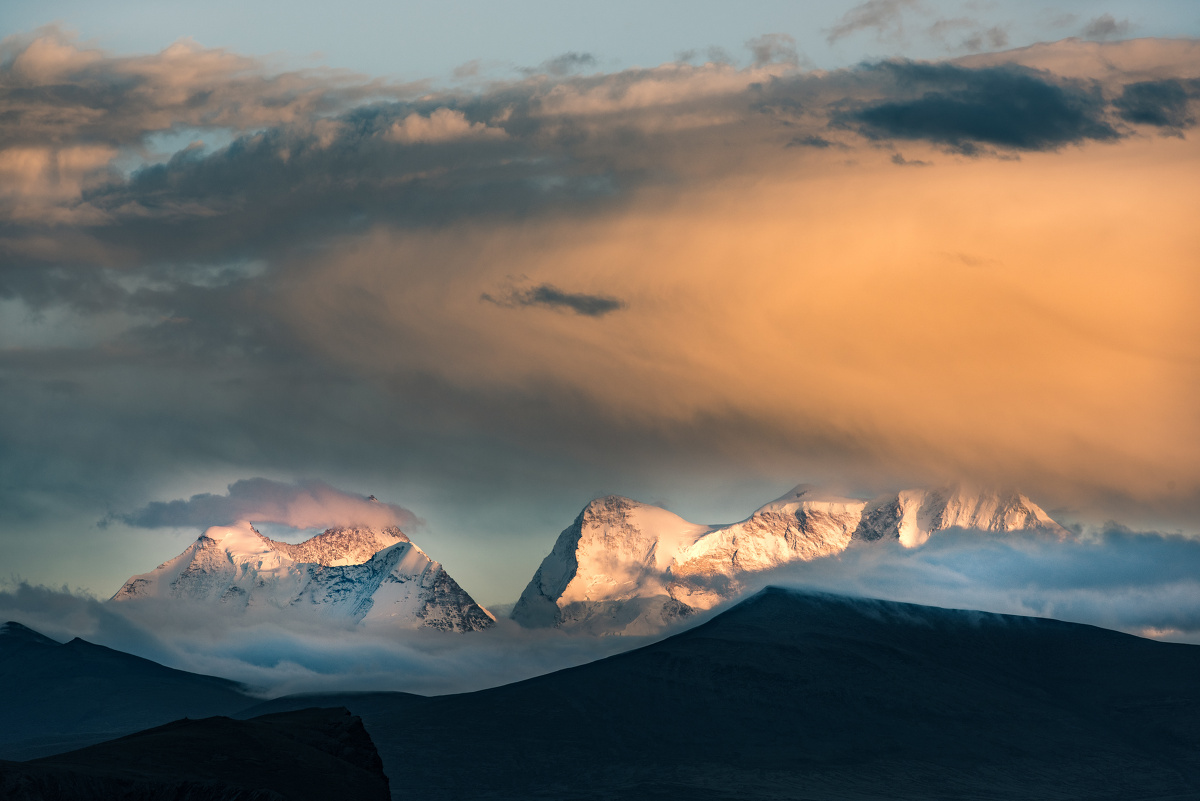傍晚拍到的的库拉岗日和卓木拉日两座雪山,在卓木拉日之上,在傍晚夕阳