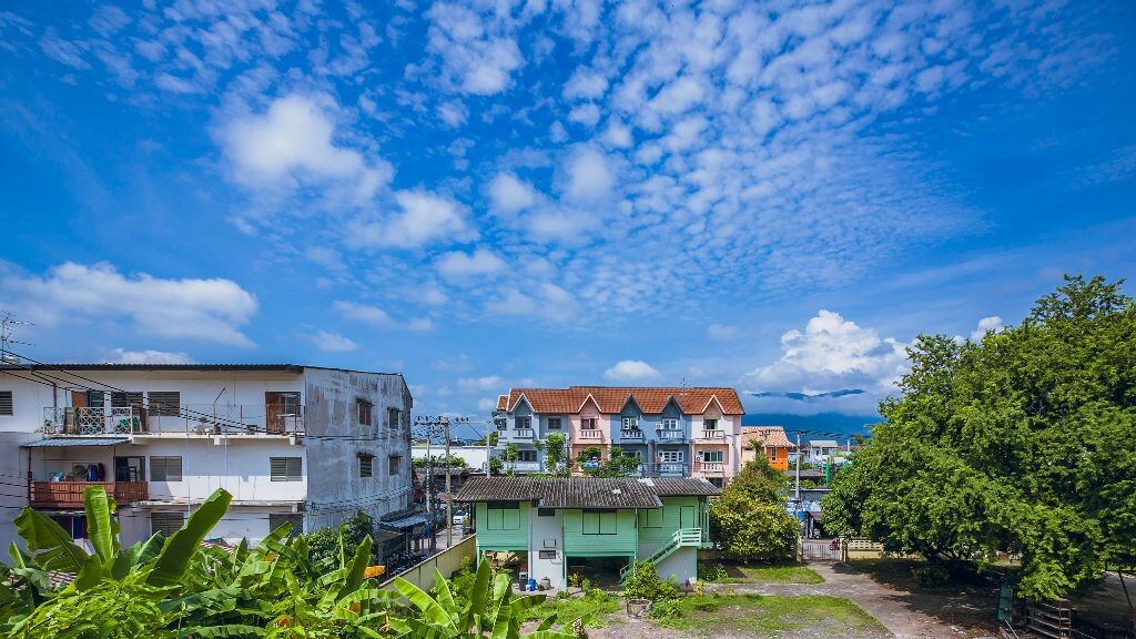 酒店窗外干净的天空,远处是云雾缭绕的素贴山