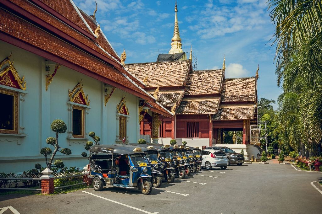 帕辛寺内停放的嘟嘟车,清迈两大标志-寺庙、嘟嘟车