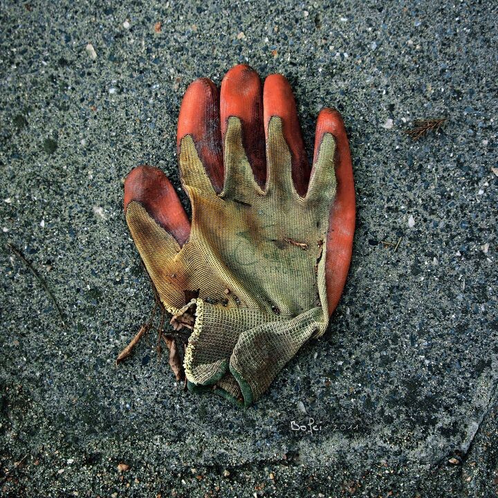 废弃的手套<br />
