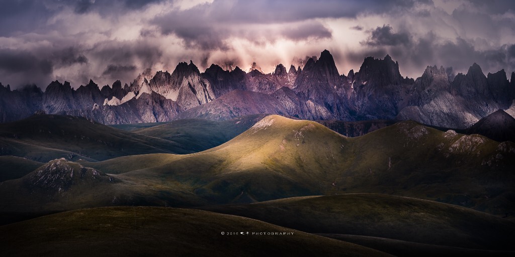 “You don't make a photograph just with a camera.You bring to the act of photography all the pictures you have seen, the books you have read,the music you have heard,the people you have loved.&quot;<br />
---[Ansel Adams]<br />
我们不只是用相机拍照，把我们带到摄影中去的是，所有我们读过的书，看过的电影，听过的音乐，爱过的人。<br />
---[亚当斯]<br />
---2013年夏摄于青海果洛藏族自治州·年宝玉则·巴颜克拉峰<br />
GPS：33°17′16″N  100°51′44″E<br />
拍摄点：101省道 4416米海拔 主峰5369米海拔