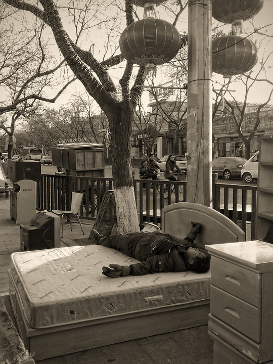 在路边休息的搬家工人