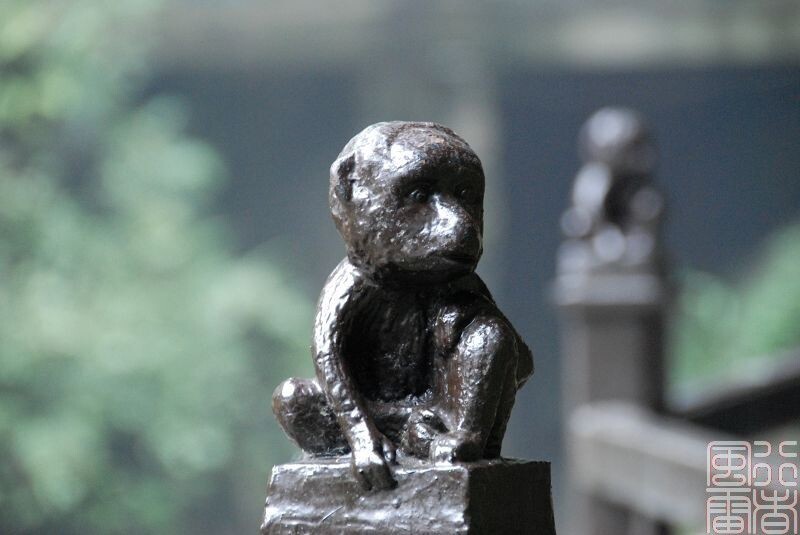 防护栏杆上的小猴雕塑2<br />
