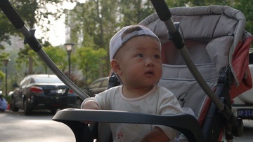 带着儿子出去转转，小帽子很酷吧