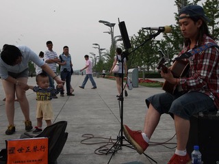儿子忽然喜欢上了街边音乐，入迷的听着