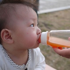 喝水时还好奇的东张西望