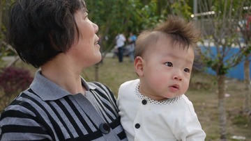 充满好奇的菜瓜和奶奶