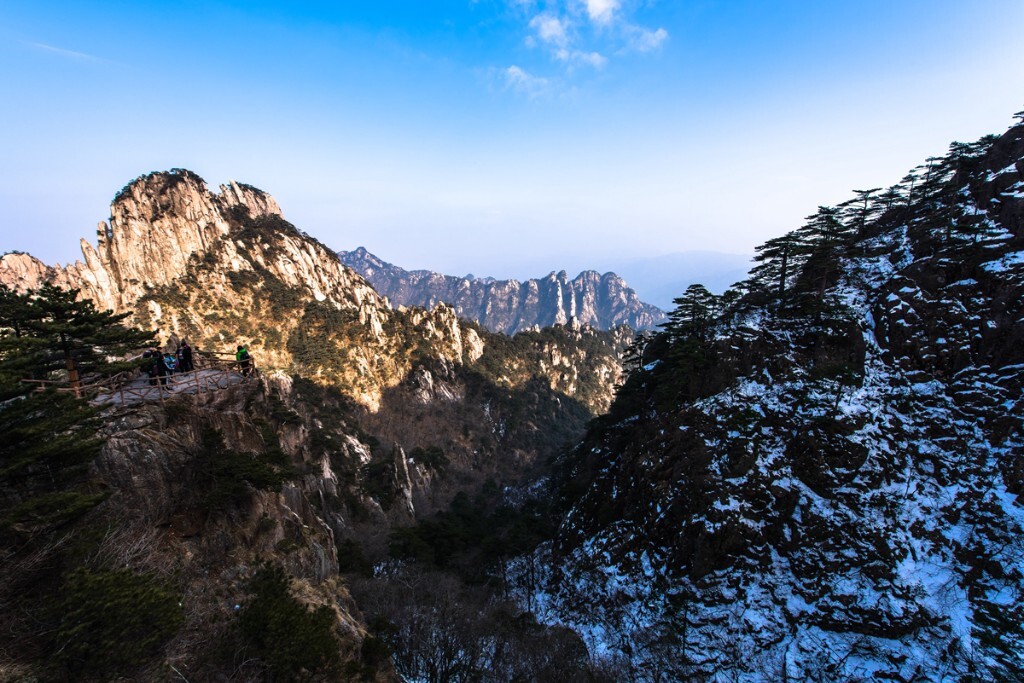 背阴的雪和向阳的面