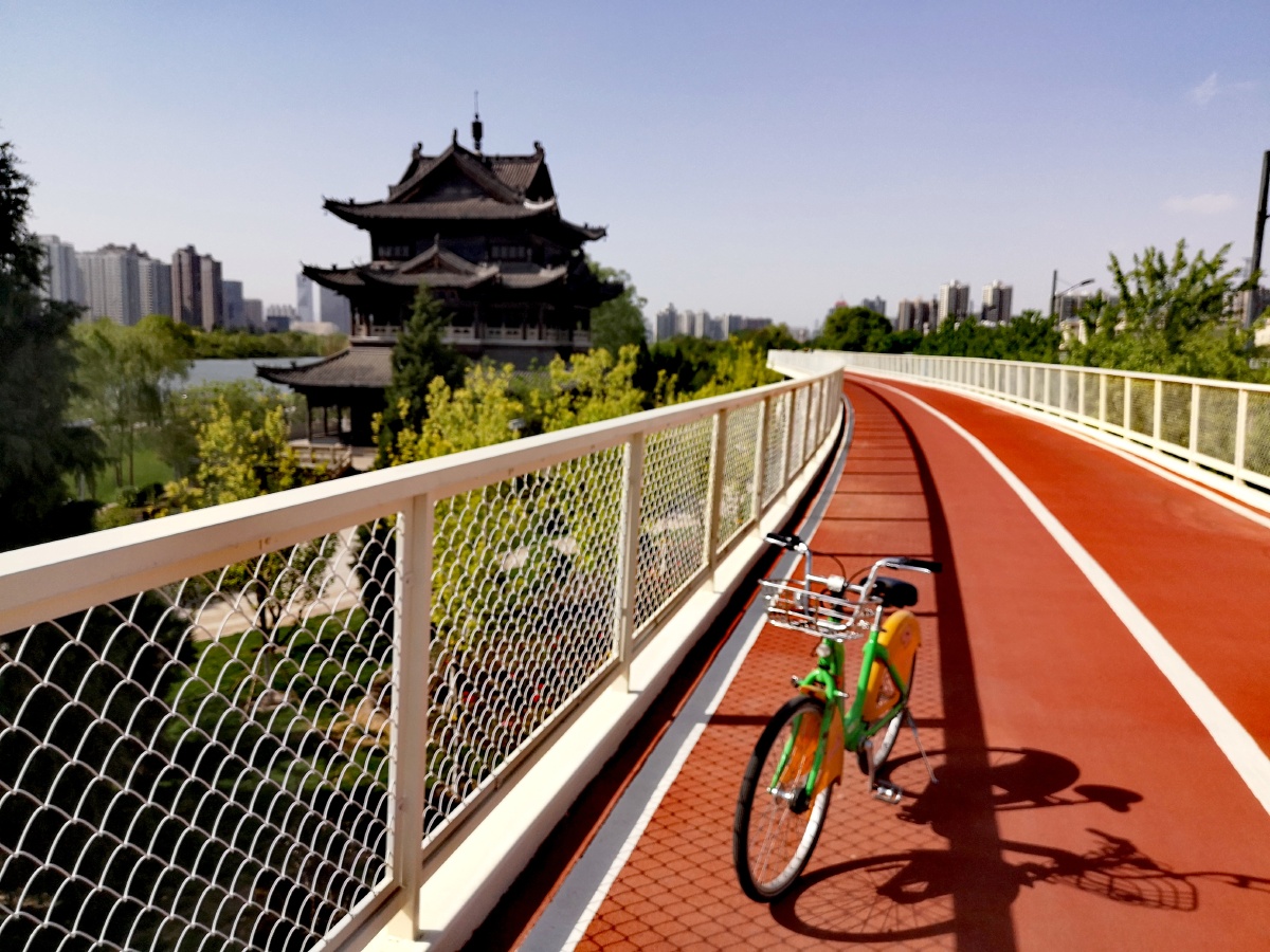 太原市新建的自行车专用道既锻炼了身体又观赏了沿途风景