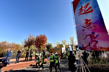没饭吃,跟老婆去吃粥了.