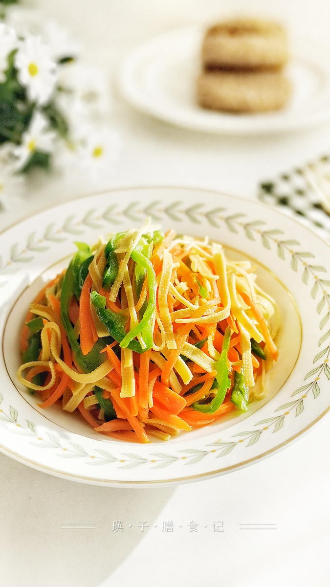 瑛子爱心膳食尖椒豆腐丝豆沙糯米饼小米红薯粥蓝莓粉红饮红薯糯米饼