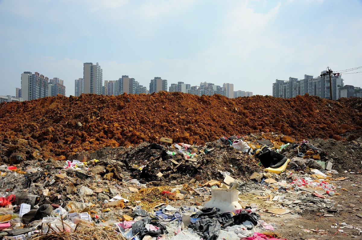 途径一工地,完全裸露的泥土,四散的垃圾,新建的居民小区,城市的扩张