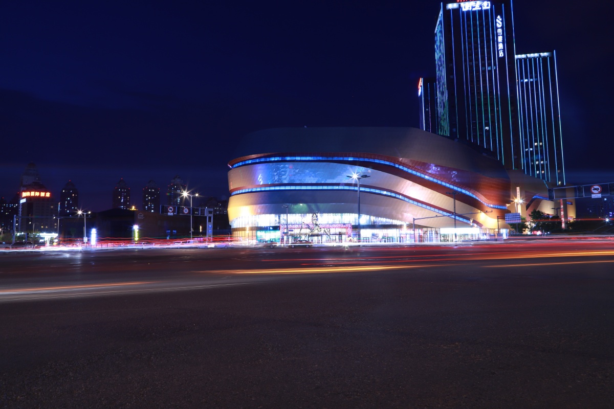 闲来无事就去哈西万达拍了一些纪实和光轨说走就走于是有了它们