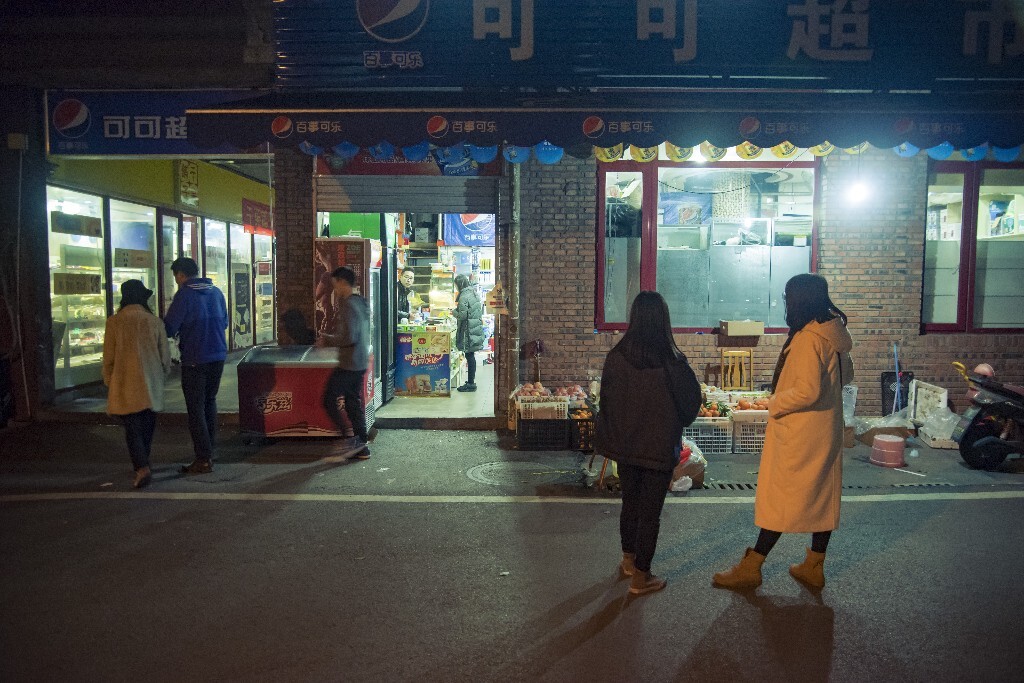 打完乒乓等队友在便利店买东西,随手抓拍一张