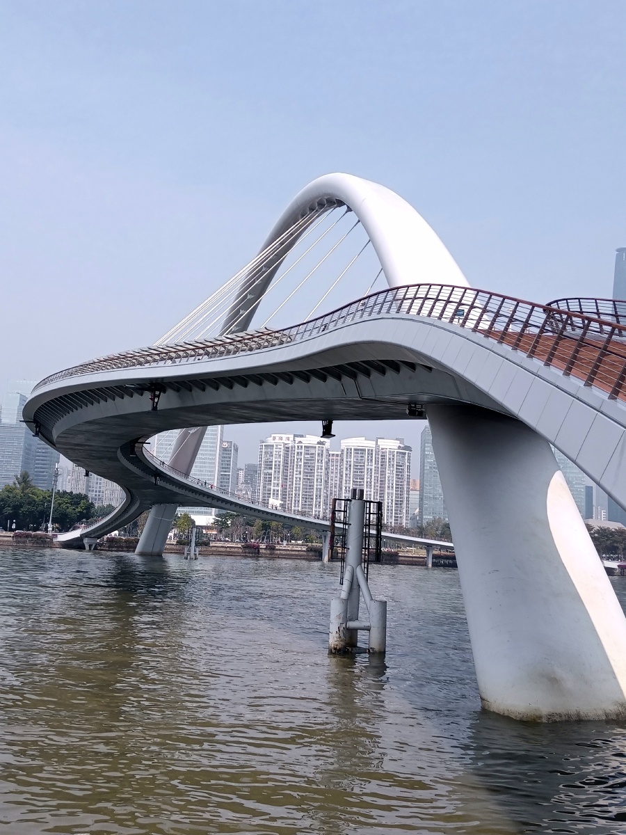 海心桥是广州首座珠江两岸人行桥,是世界上跨度最大,宽度最宽的曲梁斜