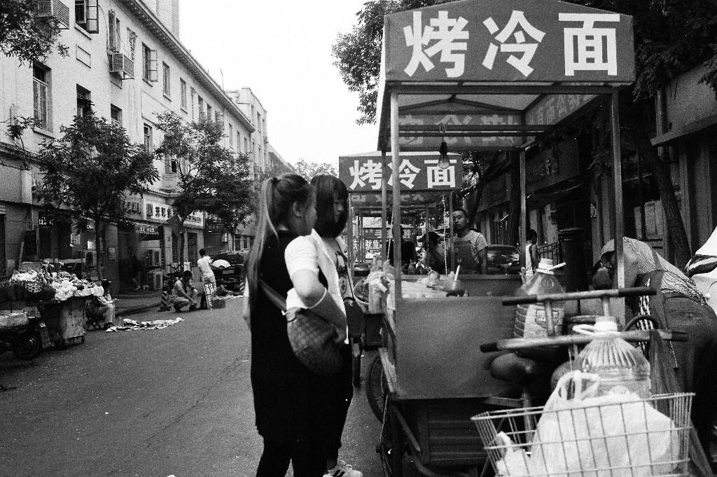 这一条不长的街道上有三家烤冷面，足以见得烤冷面的地位。