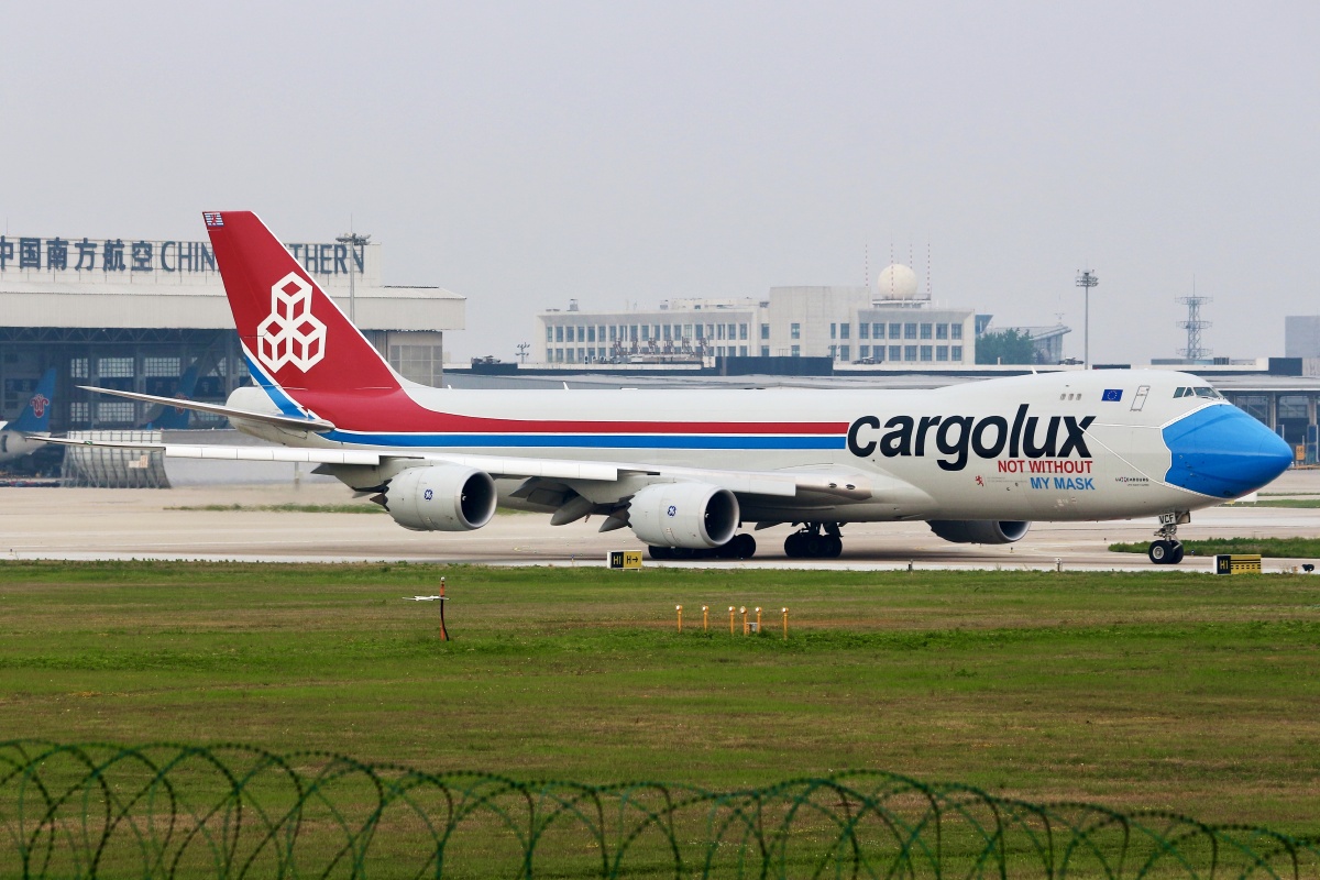 郑州新郑国际机场的卢森堡货运航空地面滑行准备进跑道12r起飞