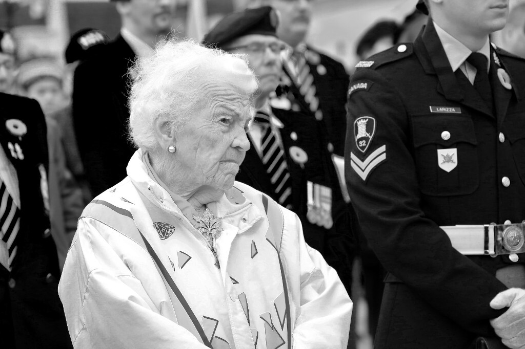 当天最耀眼的是老市长：黒兹尔·麦考莲（Hazel McCallion）今年95岁，去年才刚刚从Mississauga市长的位置上下来，卸任时，民众百般不舍，德高望重啊。老太太从1978年开始，为官36年，在这个城市的市长岗位先后连任12届。<br />
仪式之前一个多小时，她就来了，我还有幸和她拍照留念。虽然秋风瑟瑟，她仅仅是一件夹克衫遮挡。仪式中，她全程参与，游行中步伐矫健，广场上她笔挺的站在年轻战士的队伍里，活动结束，和大家一起共进简单西式快餐。<br />
<br />

