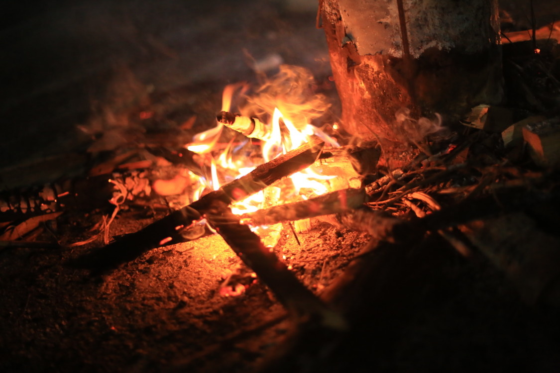 于盛夏瑶里古镇篝火晚会拍下该火焰,这是篝火孤独的写照,也是其无与伦