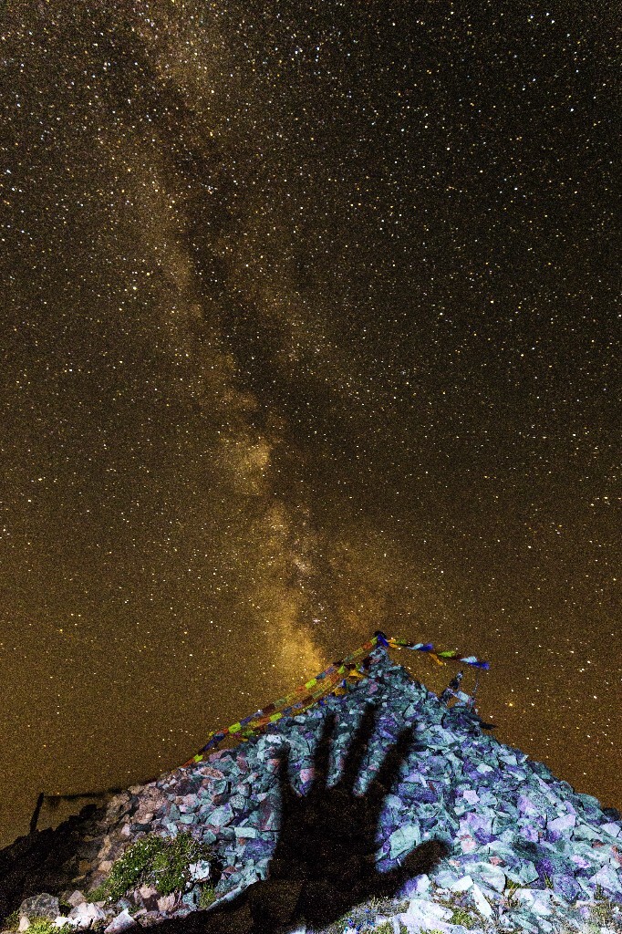 银河下的五指山。手电筒对前景补光，并用左手遮挡。