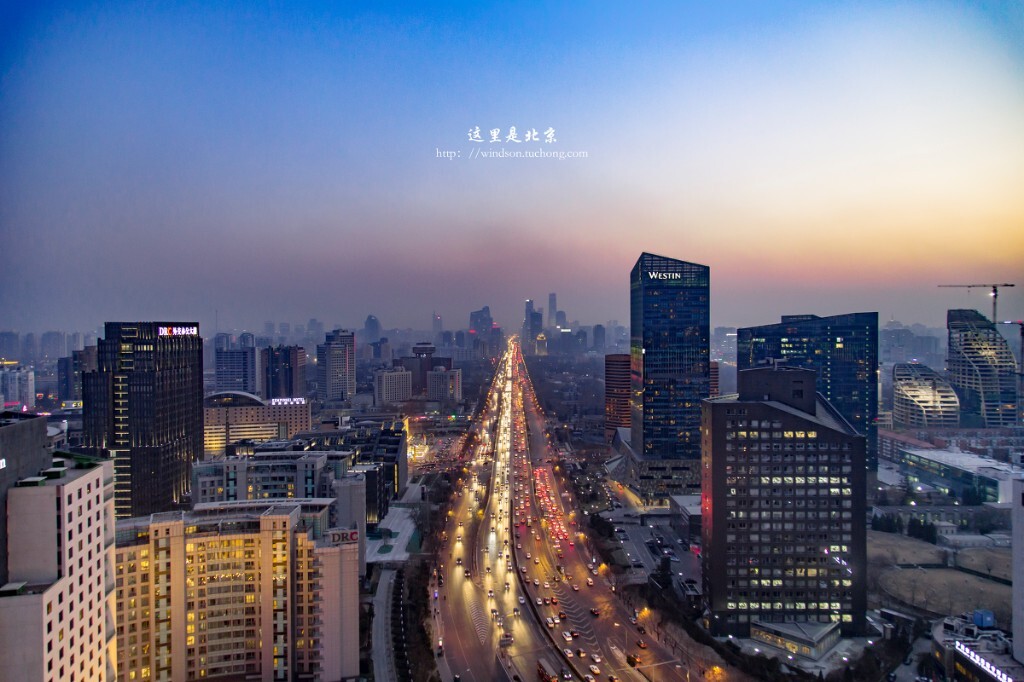 同样是2015年年初,认识了图虫上的摄友,让我知道了爬楼摄影。这也是第一次和图虫摄友面基。在楼顶还遇到了另外两个小伙伴,我也用手电给他们打了光。图虫是个温暖的地方。