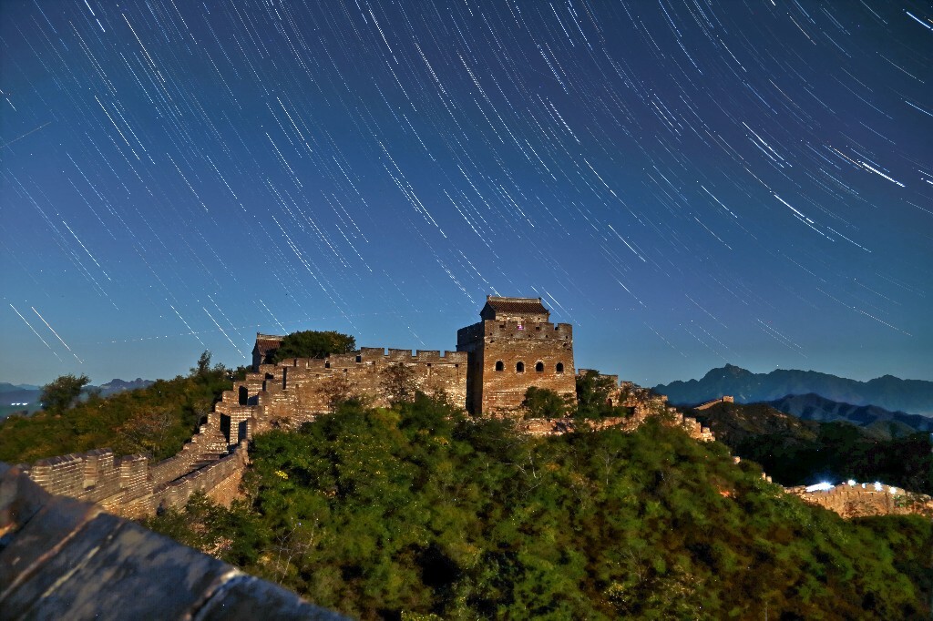星星划过天际。