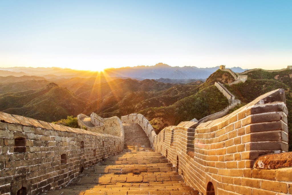 夕阳照亮了这条金色的巨龙。