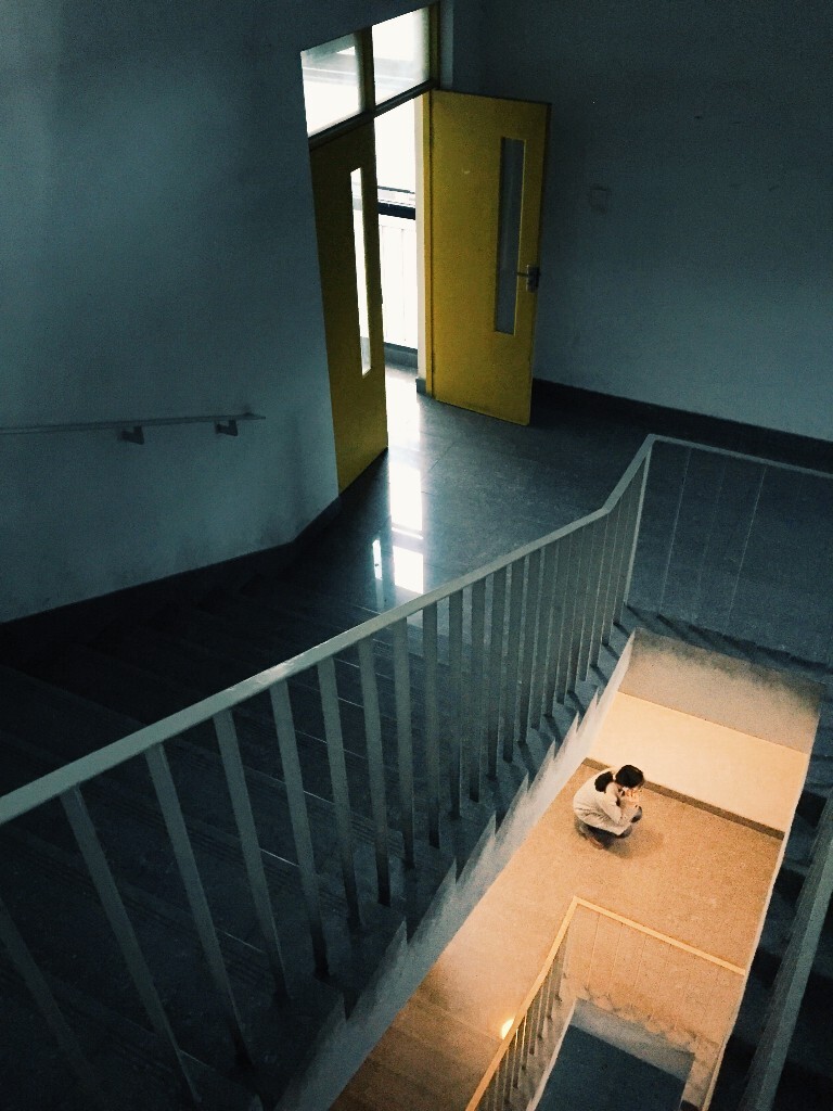 不要蹲在阴霾里，<br />
向上走走，<br />
上帝或许留下了希望之门