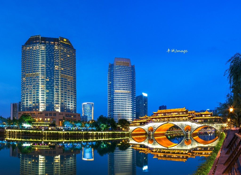 最近修片子无感  突然想起去年夏天拍过的一张夜景 所以搬出来再回味一下 虽说当时不会包围曝光片子也还没接好 不过还是喜欢~~~