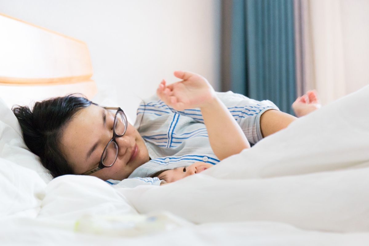 午间休息时间母女俩在床上开心地玩闹