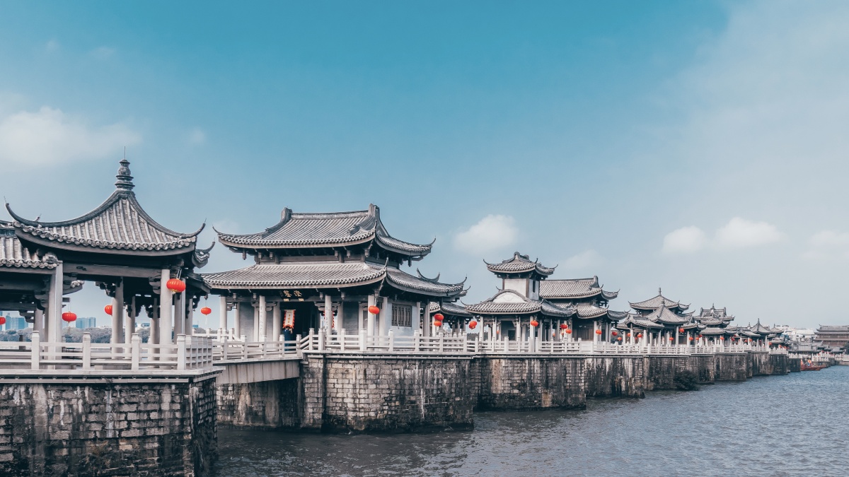 四大古桥潮州广济桥刚刚到的时候很幸运正好遇到船只合并所以拍下了图