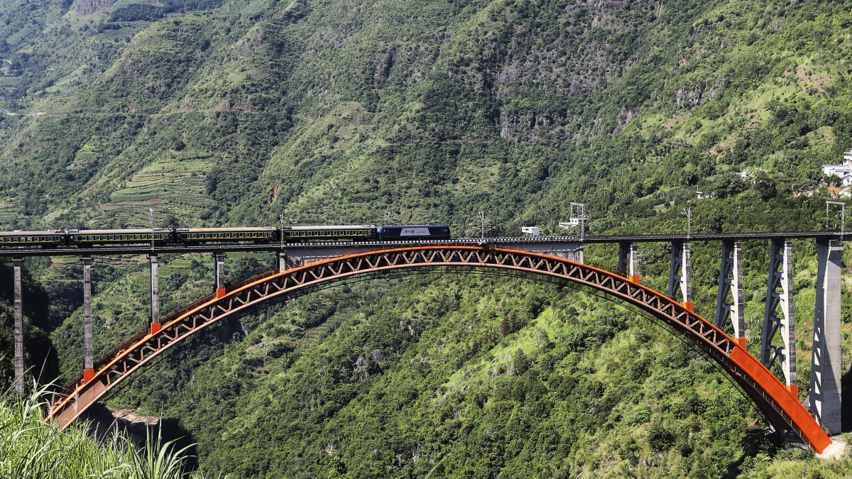 列车通过水红铁路北盘江大桥