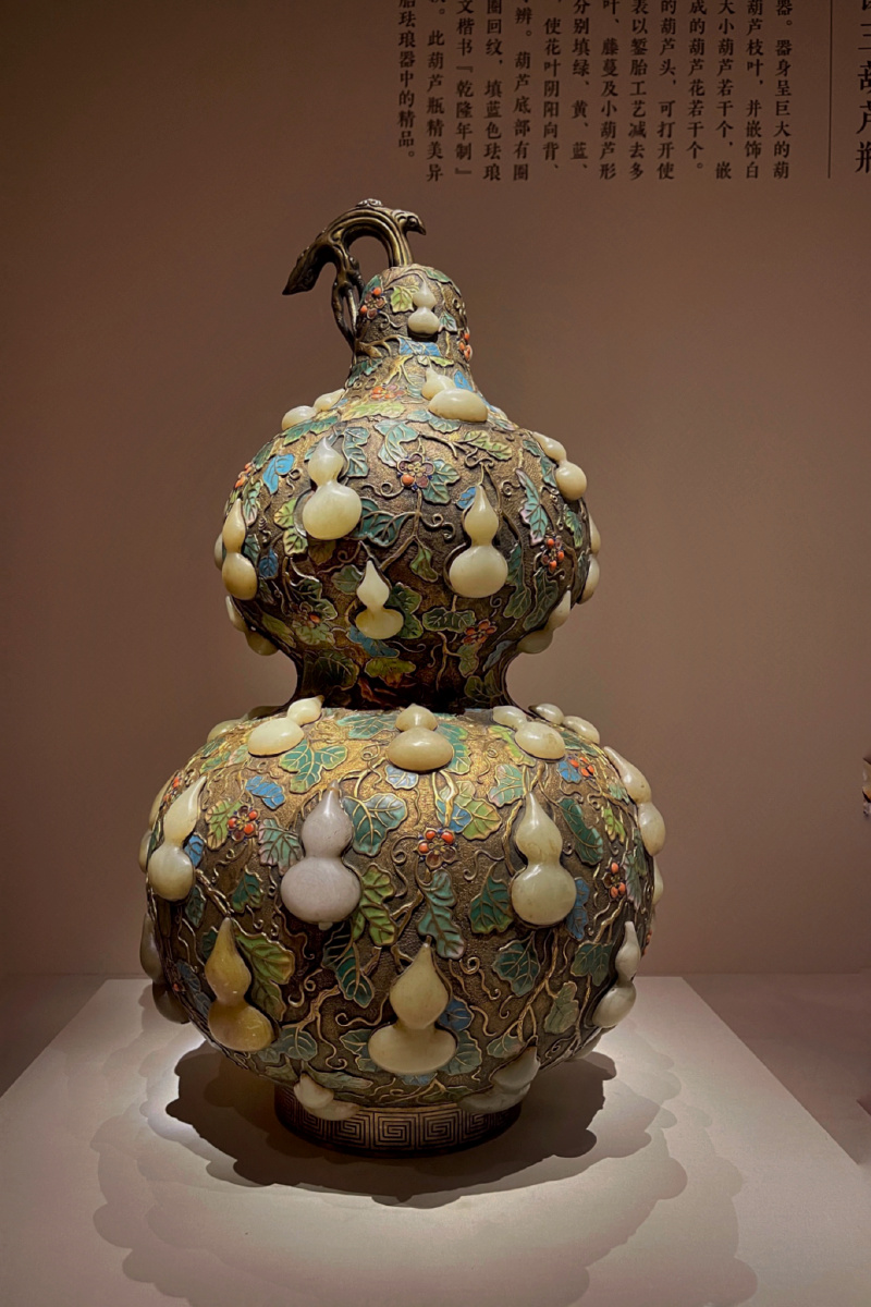 乾隆款錾珐琅镶玉葫芦瓶