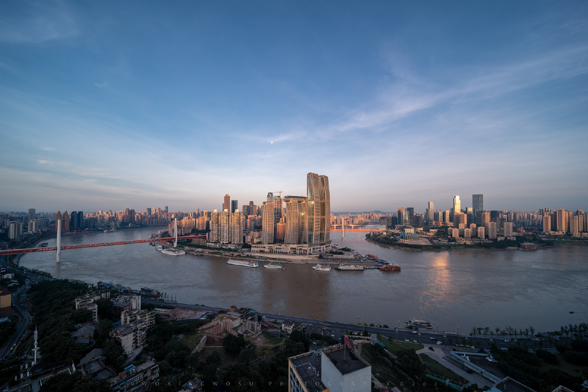 清晨苏醒的城市