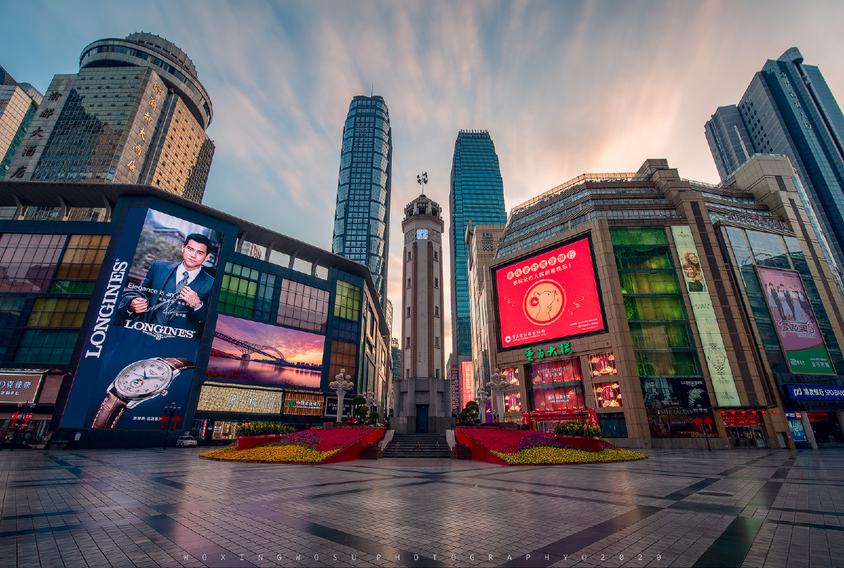每个城市都有一个城市的中心,解放碑就是重庆人心中的城市中心