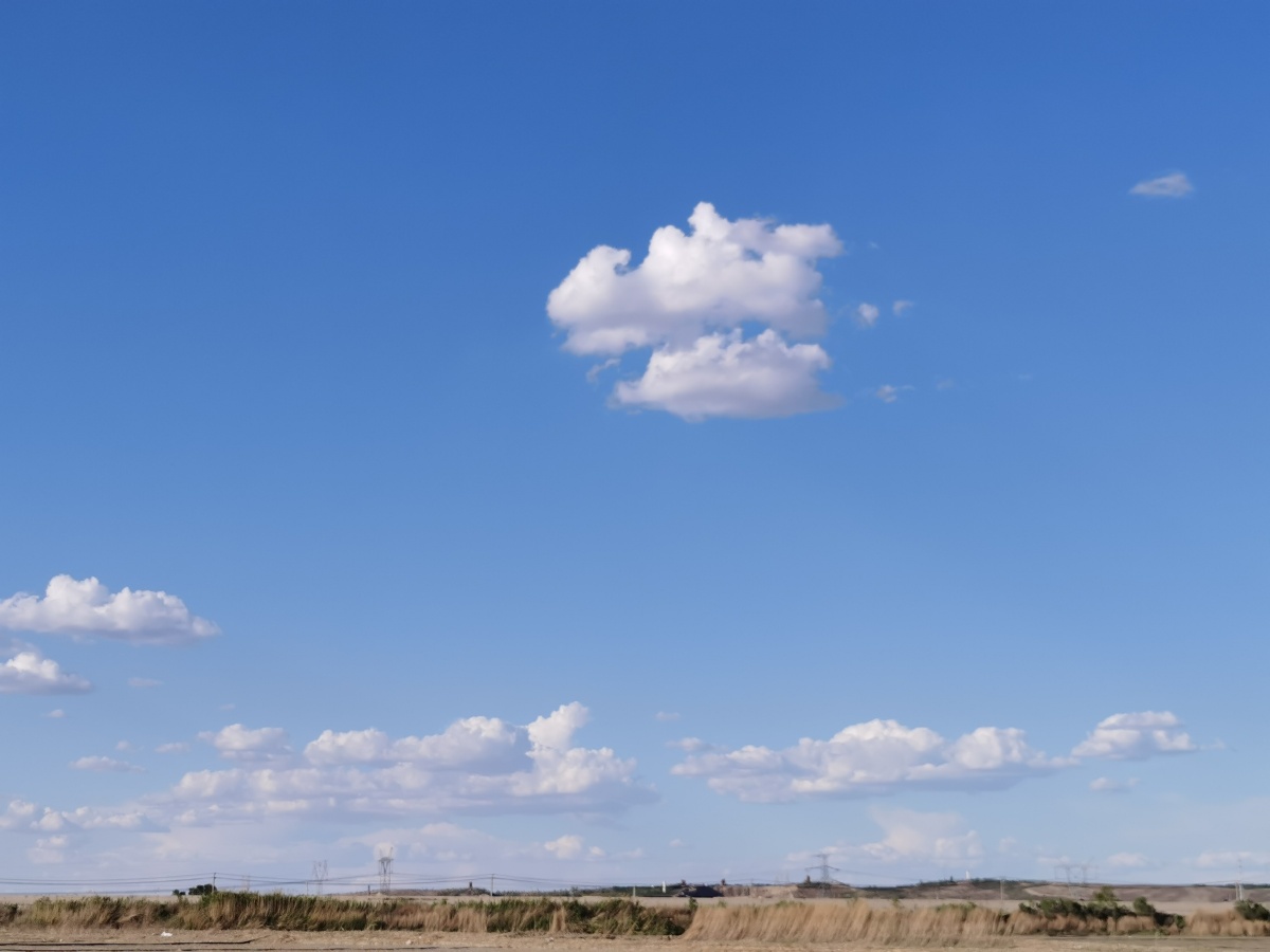 雨后的阳光明媚蓝蓝的天空白云飘