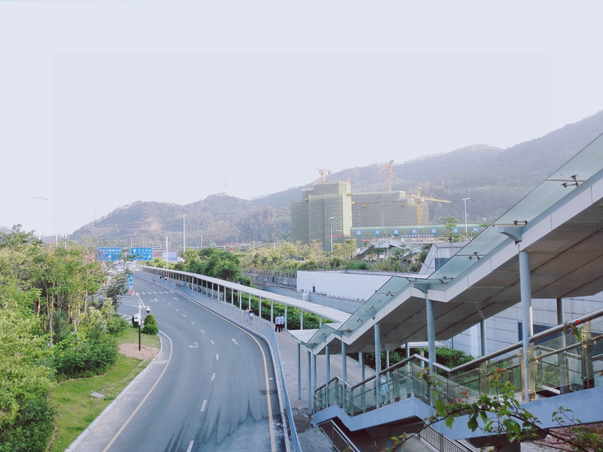 街拍深圳梅林关的人行天桥