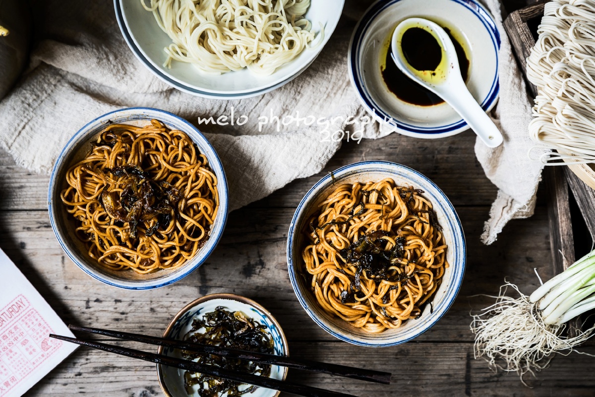 上海传统面食之葱油拌面生葱洗净切条入油煎再加老抽生抽等调料熬制