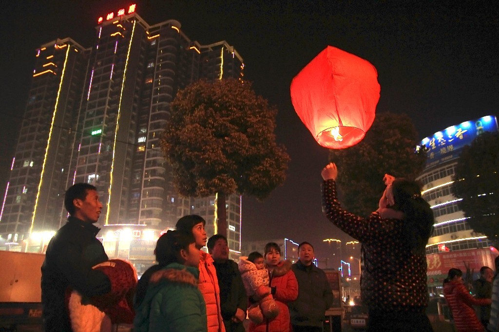 放飞一个明灯，许下共同的心愿：女儿、侄女、表姐......，祝福你明年考取一个名牌大学。<br />

