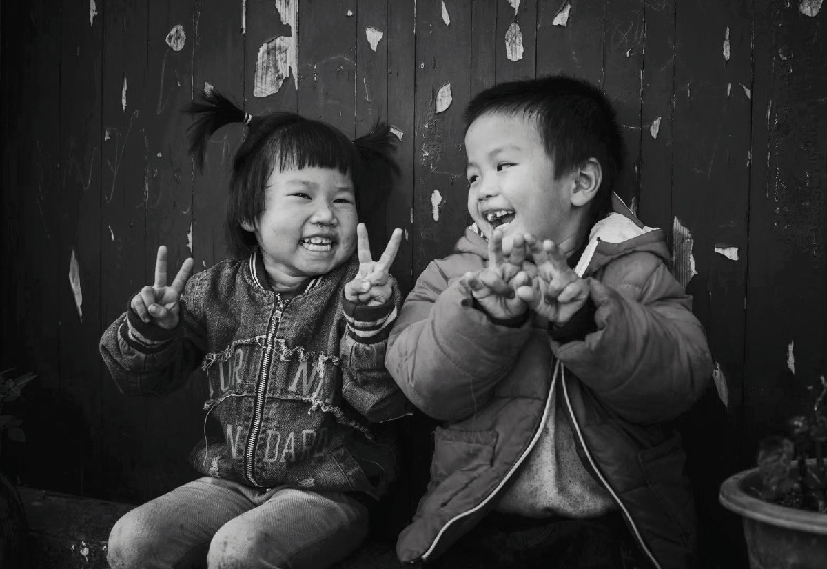 浙江小村  一对嬉戏打闹的两个小孩,没有修饰 场景真实,情感真挚,快门