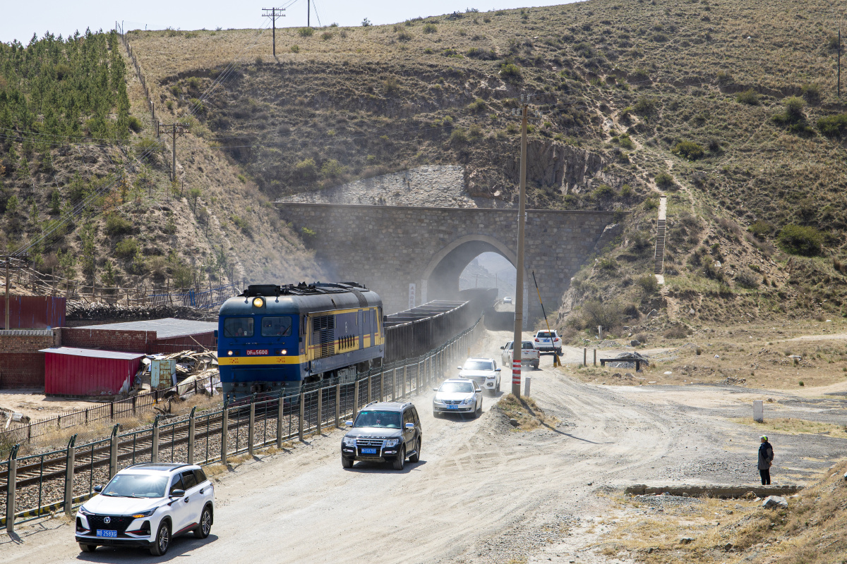 穿越大青山包白铁路
