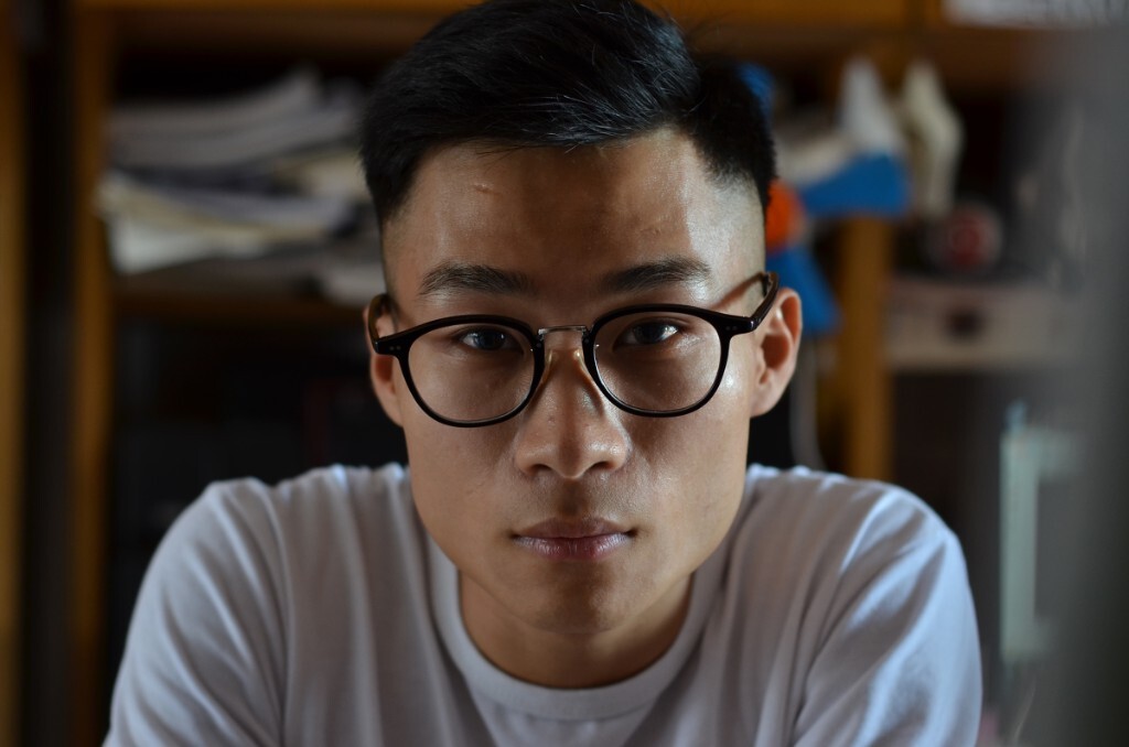 很多人说你很疯癫 很多人说你很像日本人 而我知道你为人很正直 我知道你风趣幽默 ──懂的人