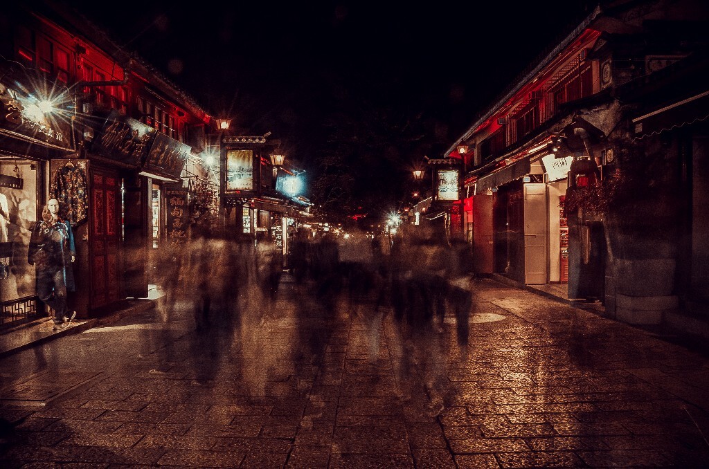 也许，我们在那个地方曾经擦肩而过，而你我不认识，而今，我们相识，可没人记录到我们很久前就擦肩而过。