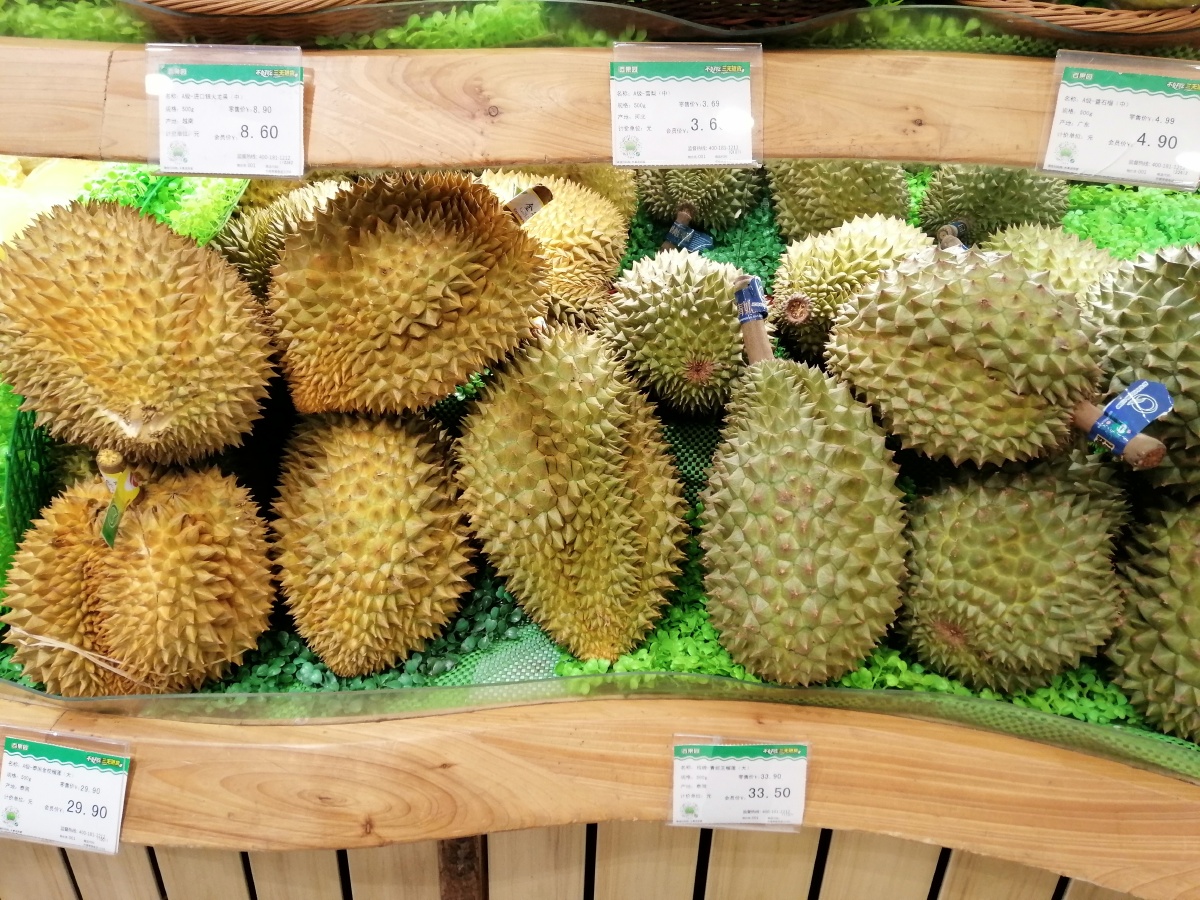 水果店里的榴莲