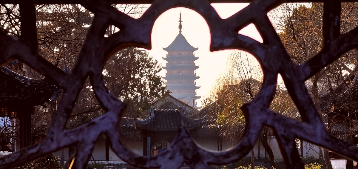 苏州拙政园借景苏州北大门的象征北寺塔