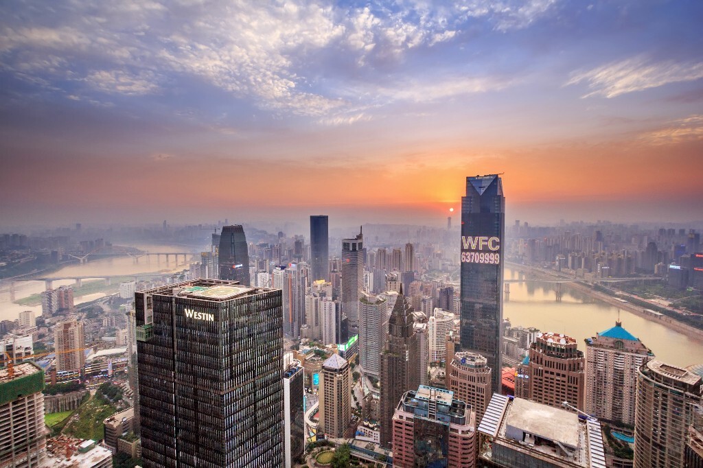 联合国际停机坪，夕阳照进了雾霾笼罩一整天的重庆。