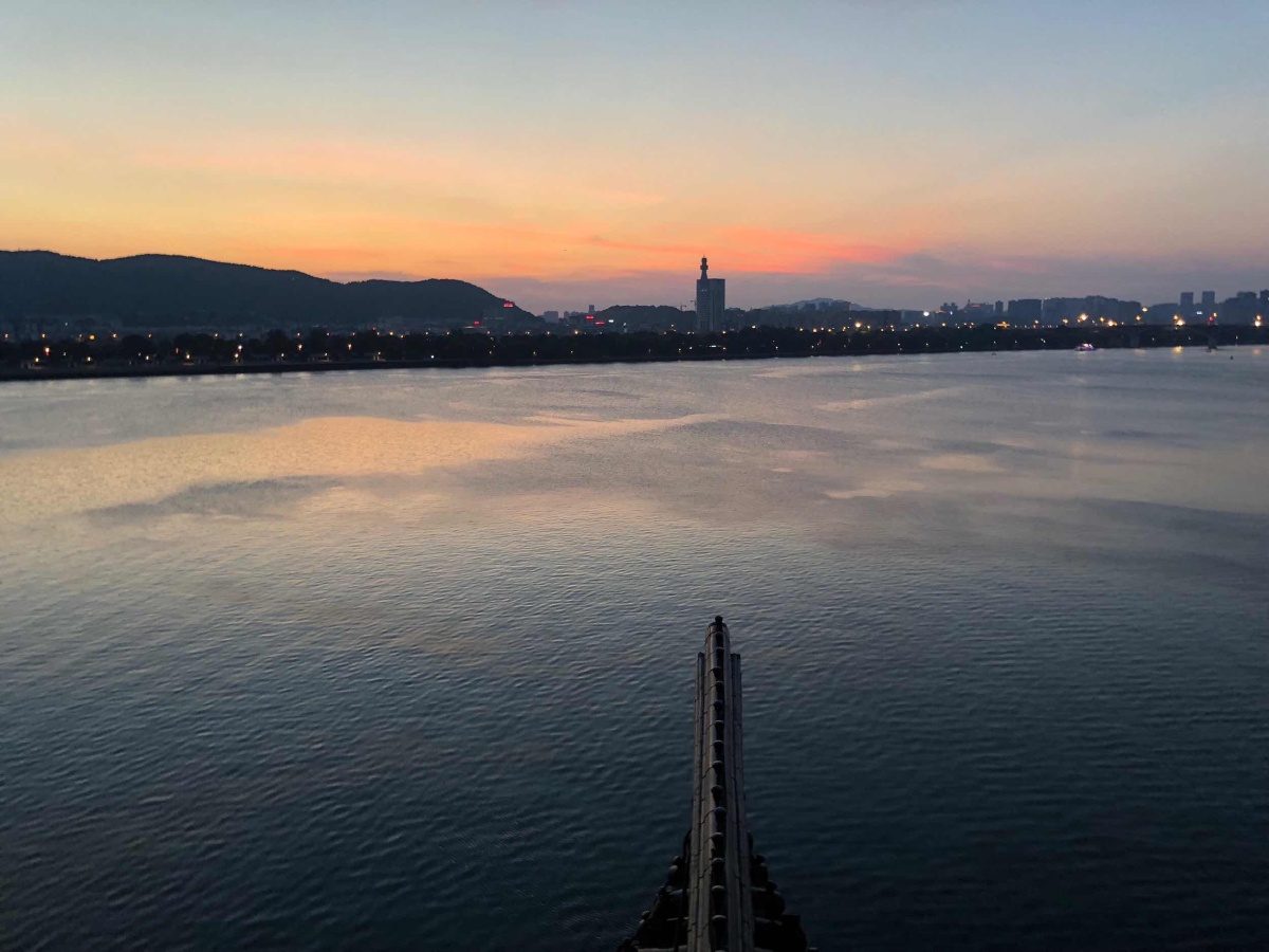 从清晨到夜晚,由山野到书房