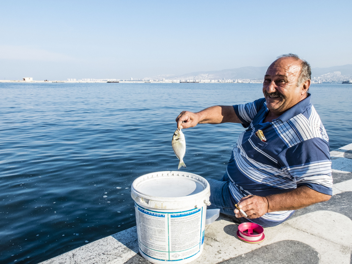 伊兹密尔,konak海滨,一个老者不用鱼竿,直接用鱼线收